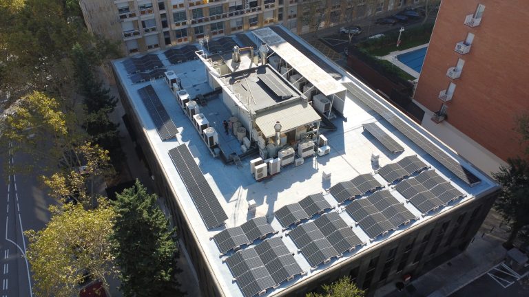 Placas solares en la cubierta de una comunidad de vecinos en la época de mayor producción solar