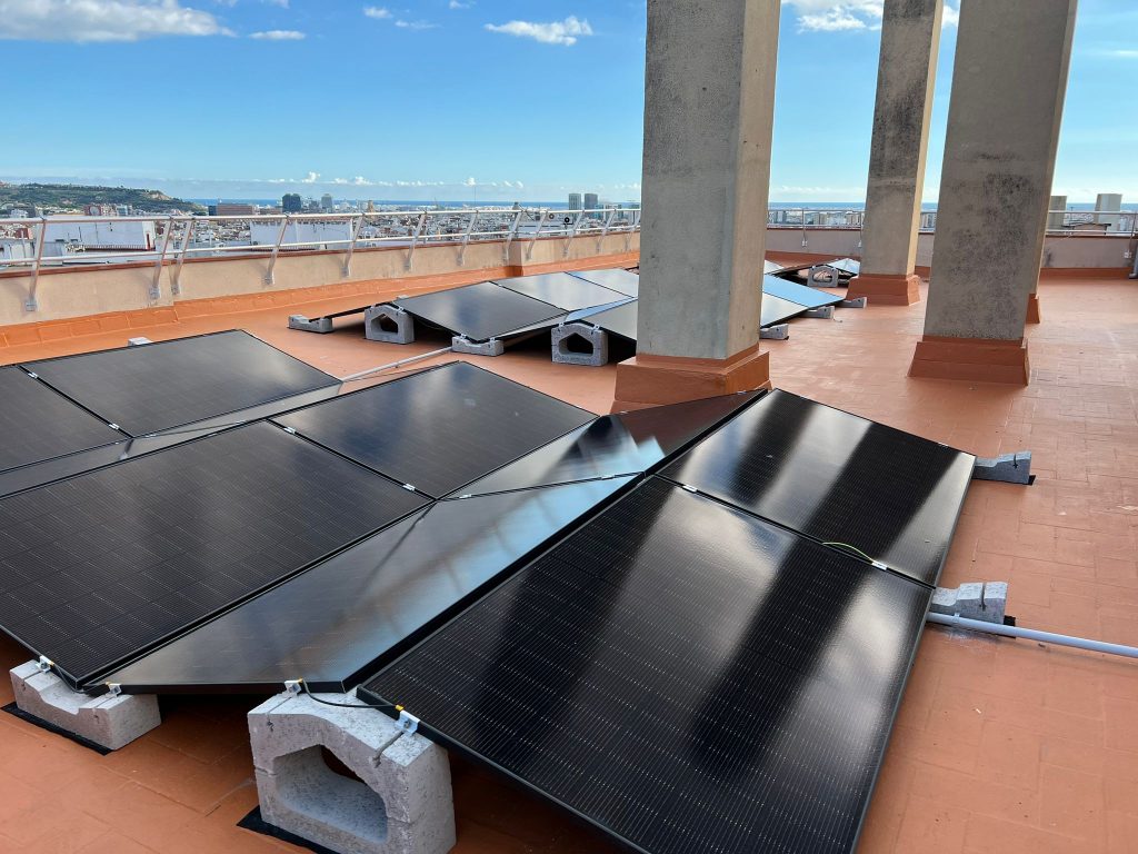 Instalación solar en un edificio para ganar previsibilidad en el gasto eléctrico