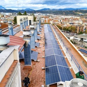 Paneles solares después de ser limpiados por el sistema de mantenimiento de Adymus