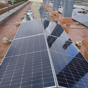 Paneles solares después de ser limpiados por el sistema de mantenimiento de Adymus