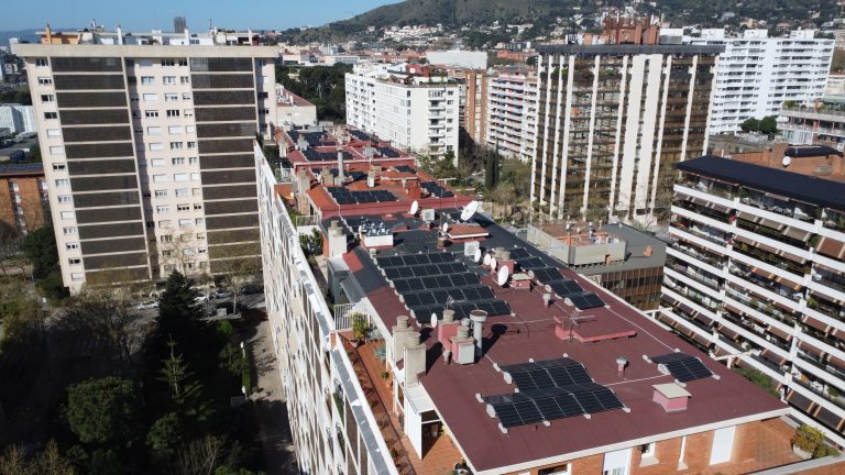 Comunidad de vecinos con placas solares y ayudas para autoconsumo en 2026